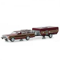Carro Greenlight Hitch Tow Ford LTD Country Squire Camper Trailer 1981 - Esacla 1/64 32160-C